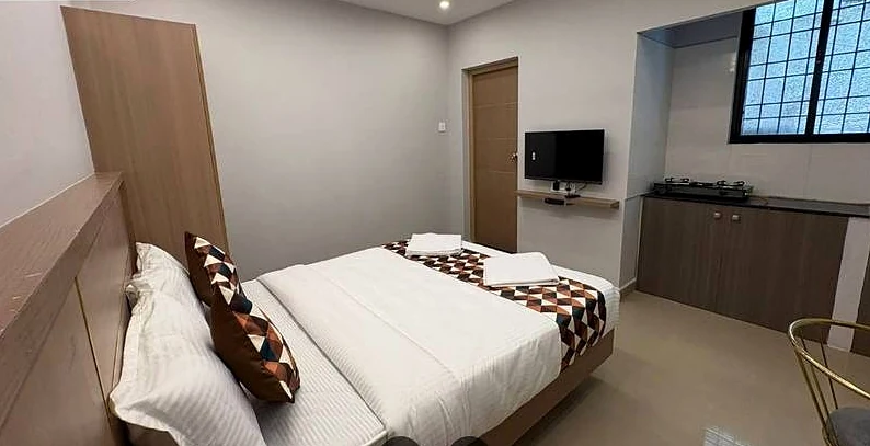 Deluxe Double room with a wooden headboard