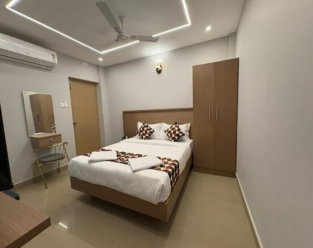 Deluxe Double room with a navy bed runner