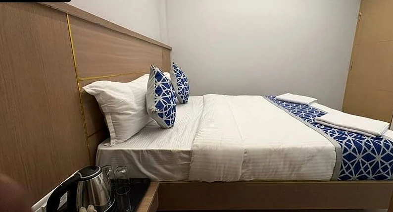 Deluxe Double room, bed detail