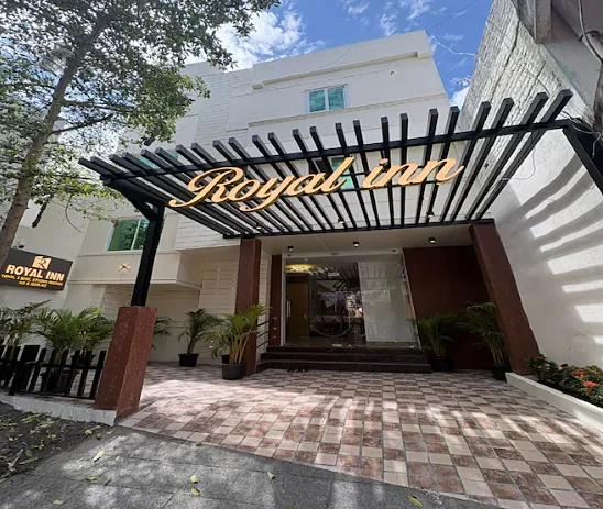 Entrance with the Royal Inn pergola